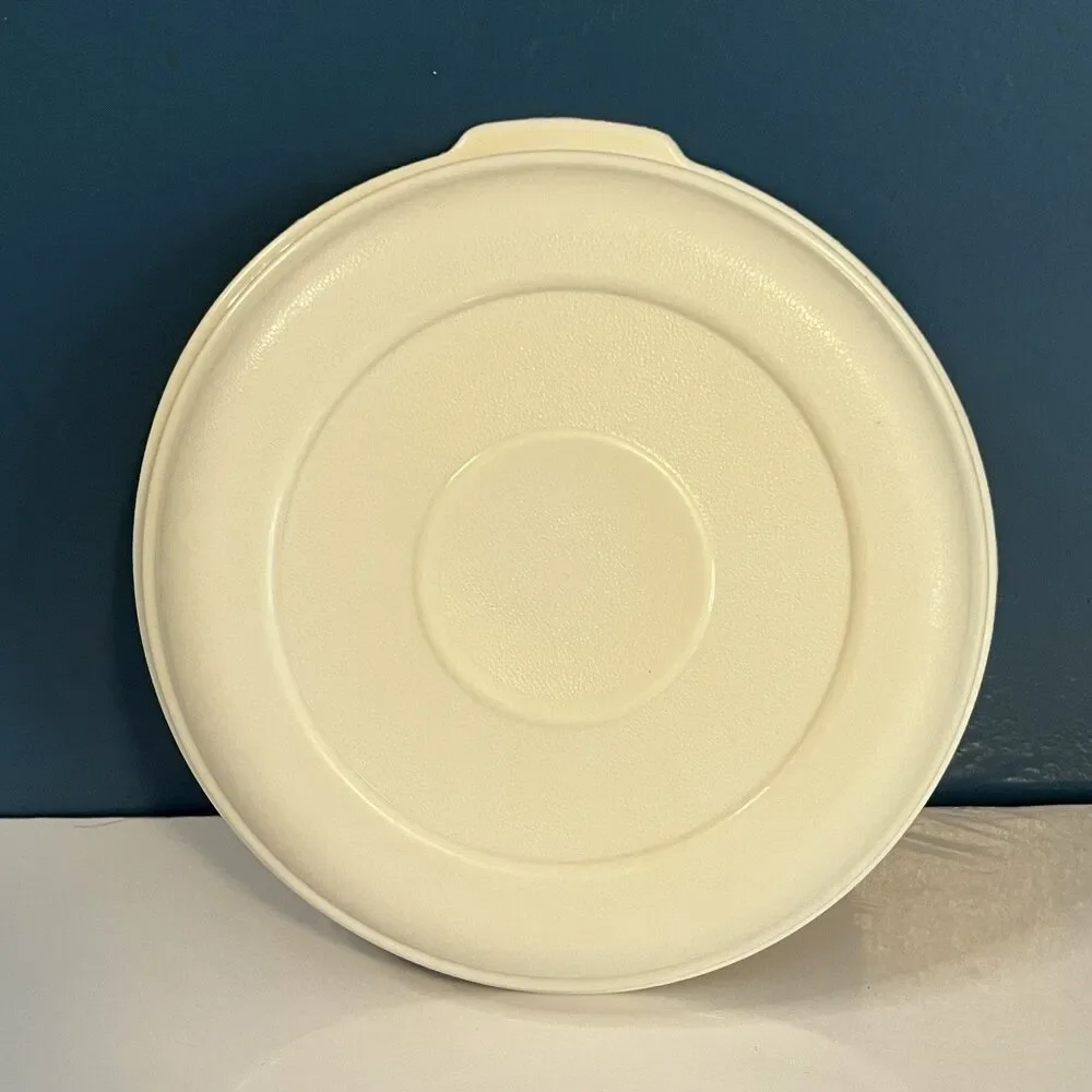 Rubbermaid Servin Saver #2 Round Almond Lid 0027 Replacement Lids ONLY Lot of 2